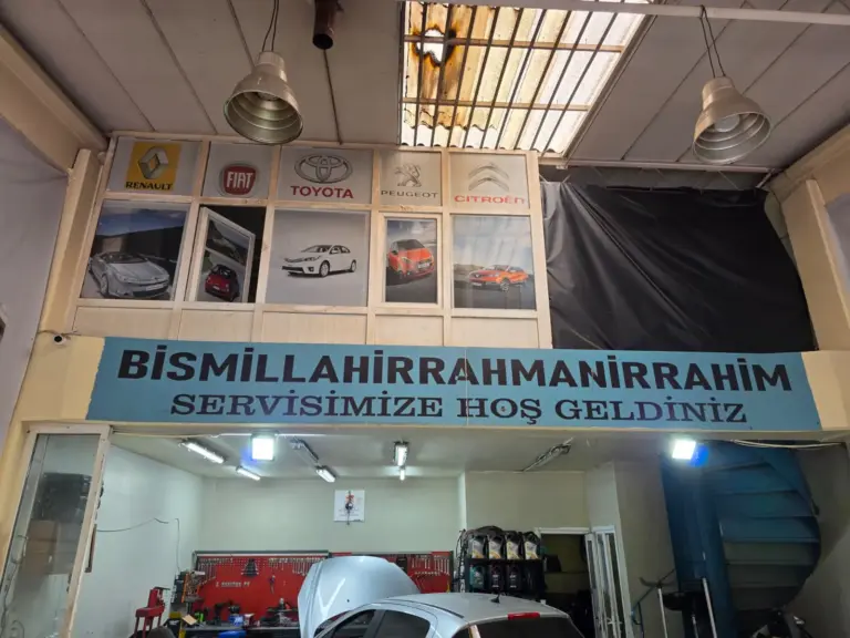 Bahar Oto Servis’in Kadosan Oto Sanayi Sitesi’ndeki atölyesinin içi; “Servisimize hoş geldiniz” tabelası