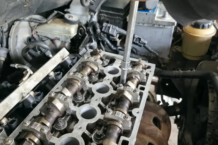 Motor mekanik onarımda eksantrik mili yatak kapaklarının sökülmesi