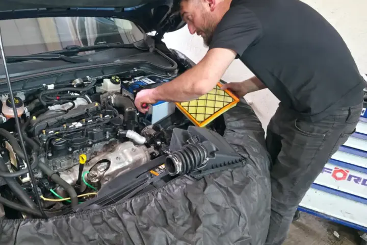 Ustamız hava filtresini yerine takıyor