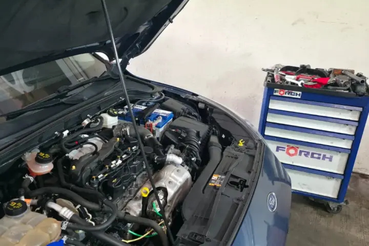 Kaputu açık aracın motor bölmesi ve atölyedeki takım dolabı