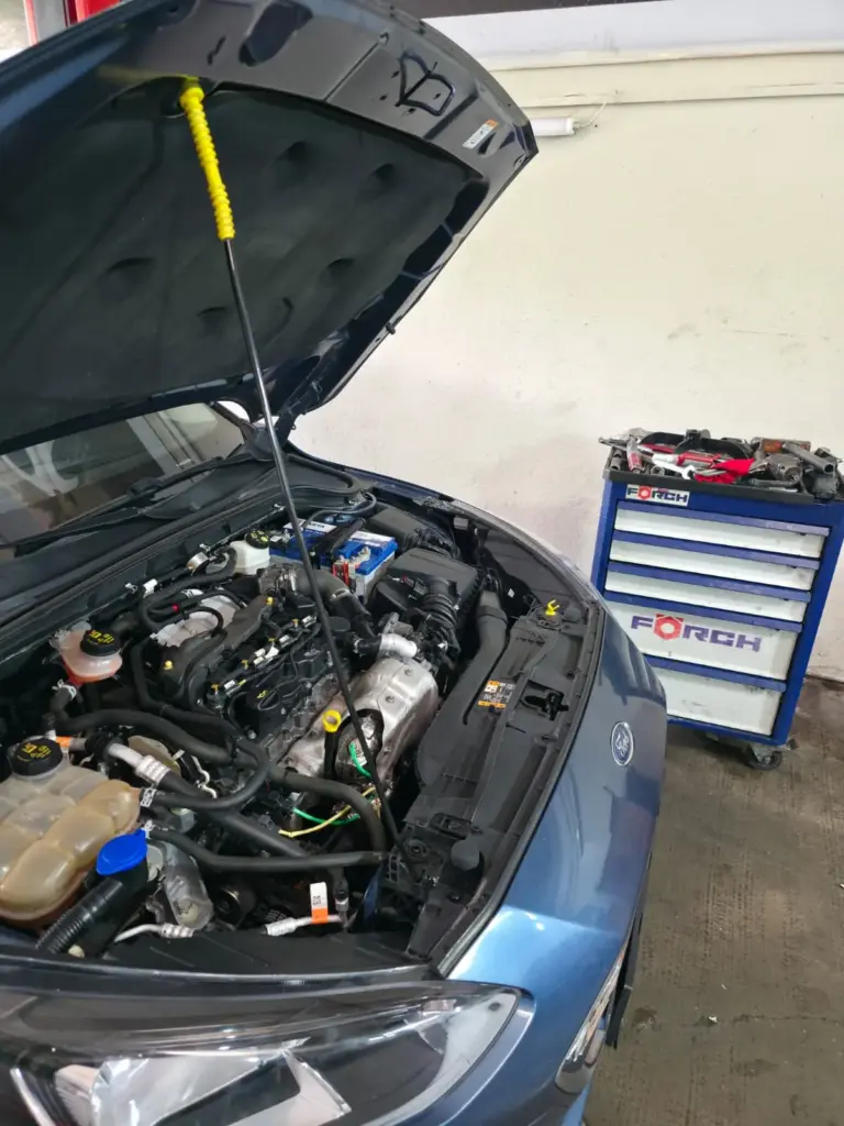 Kaputu açık aracın motor bölmesi ve atölyedeki takım dolabı
