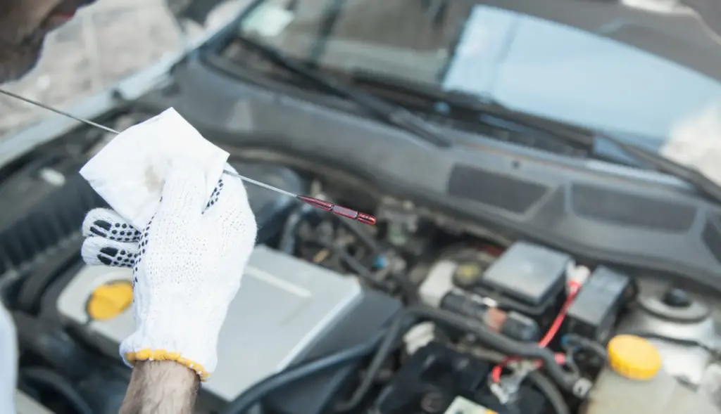 Periyodik bakımda motor yağı seviyesinin çubukla kontrol edilmesi