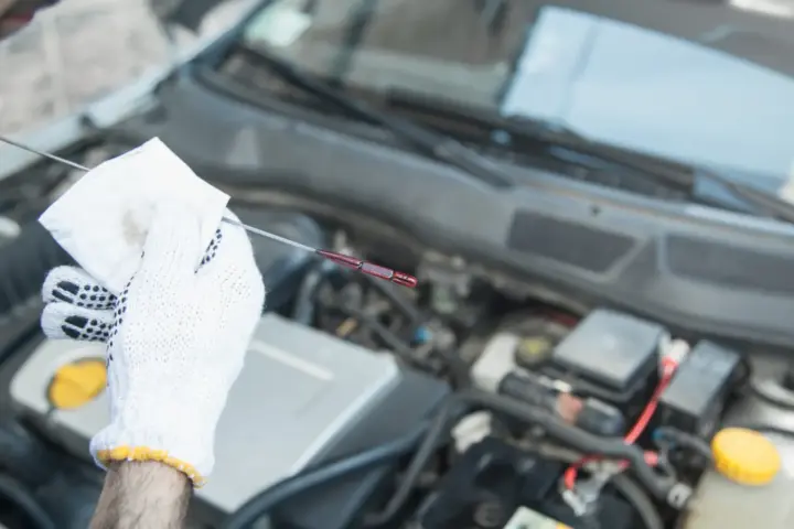 Periyodik bakımda motor yağı seviyesinin çubukla kontrol edilmesi
