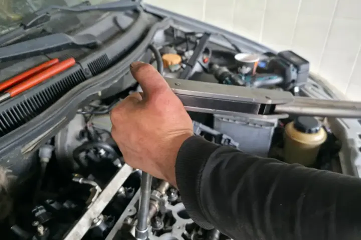 Eksantrik yatak cıvatalarının tork anahtarıyla üretici değerinde sıkılması