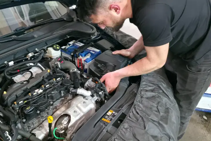 Ustamız bakım sırasında motor bölmesindeki bağlantıları kontrol ediyor