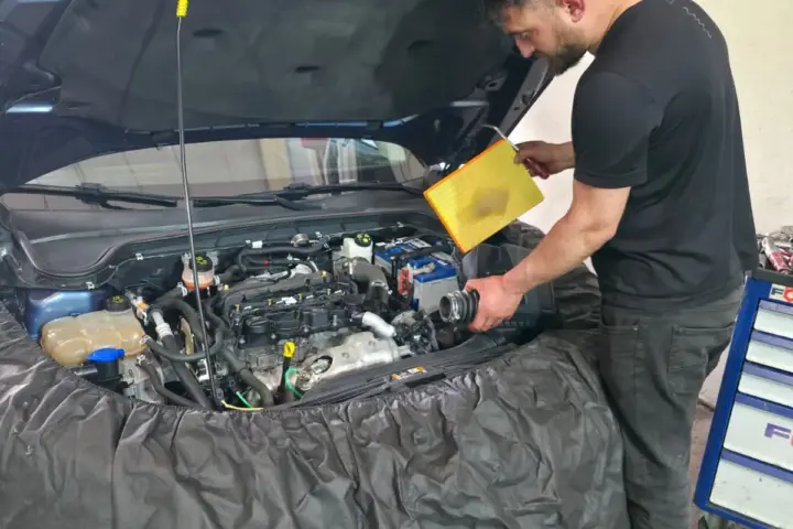Periyodik bakımda yeni motor yağının doldurulması; çamurluk koruma örtüsüyle