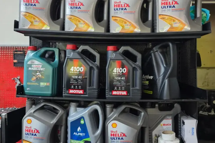 Atölyemizdeki motor yağı rafı; farklı viskozite ve standartlarda yağlar