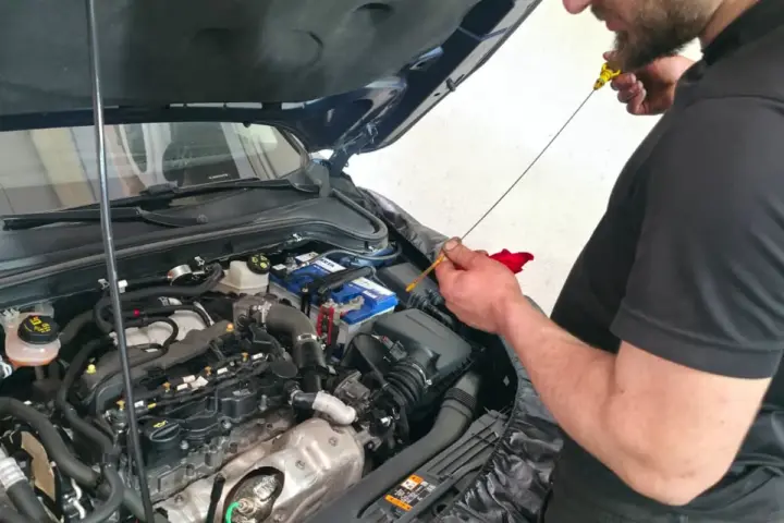 Ustamız Ford Focus’ta motor yağı seviyesini çubukla kontrol ediyor